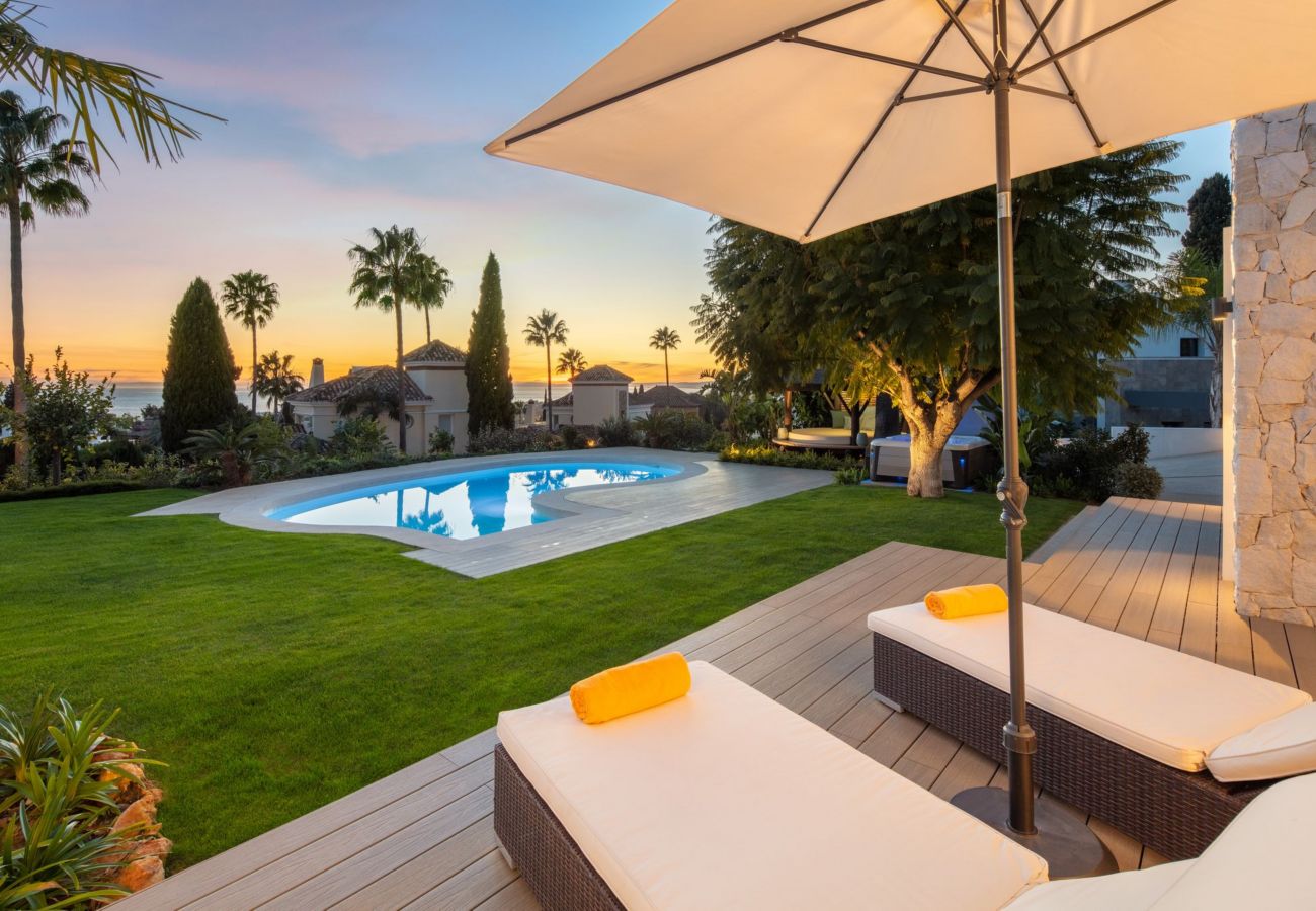 Villa à Marbella - Luxury Villa with High Security, Pool & Jacuzzi