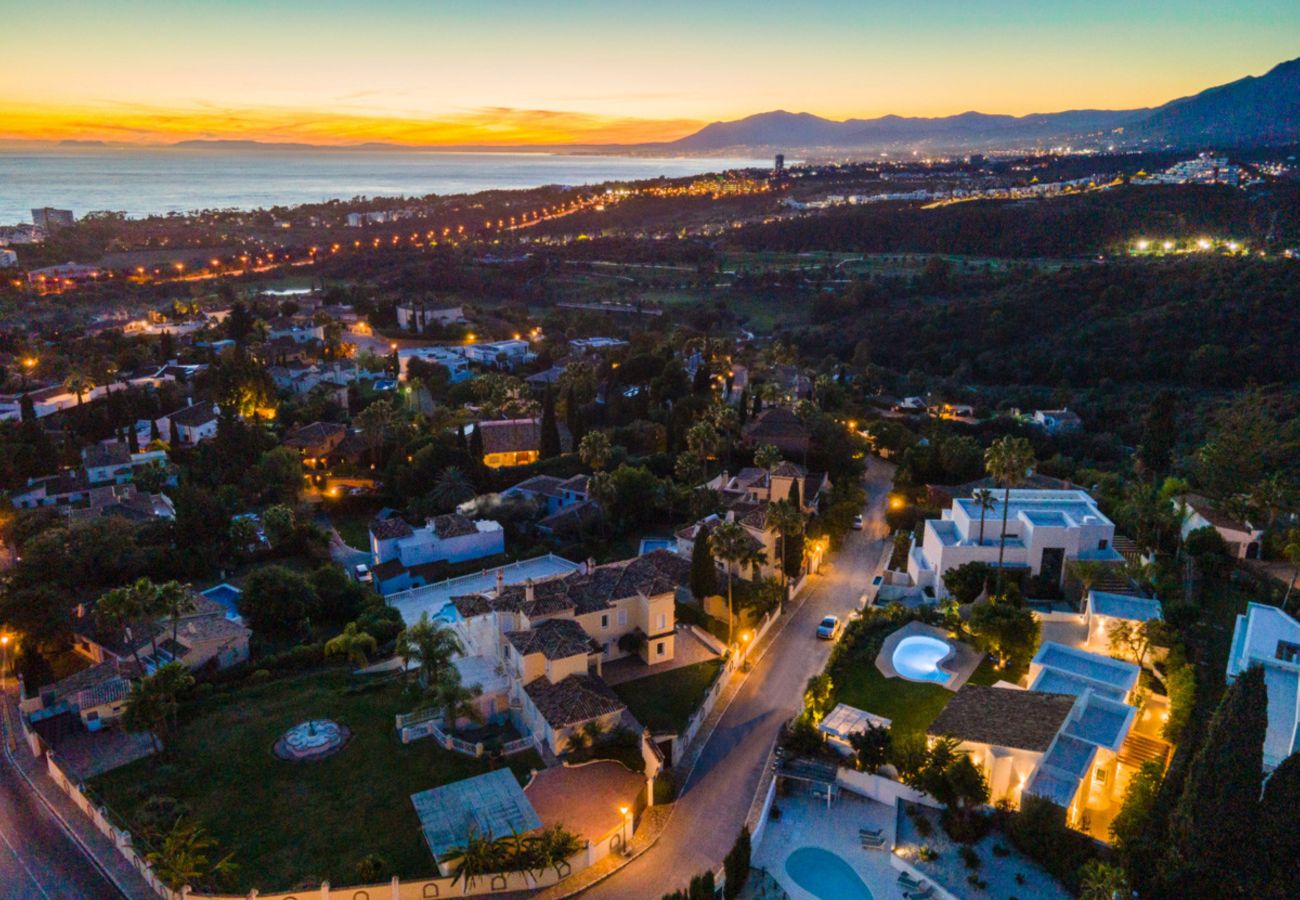 Villa à Marbella - Luxury Villa with High Security, Pool & Jacuzzi