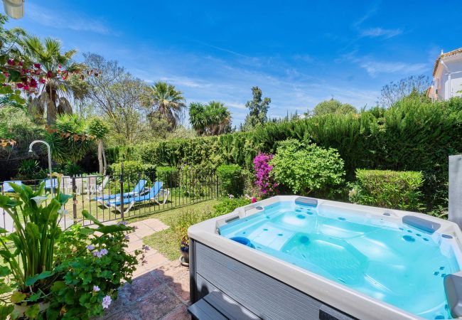 Villa à Estepona - 1106 Luxurious Family Villa with Heated Pool