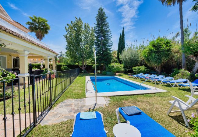 Villa à Estepona - 1106 Luxurious Family Villa with Heated Pool