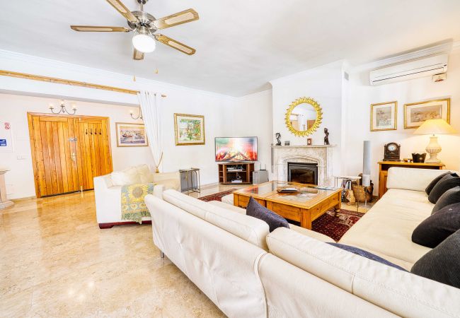 Villa à Estepona - 1106 Luxurious Family Villa with Heated Pool