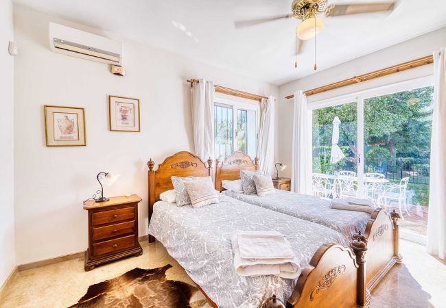 Villa à Estepona - 1106 Luxurious Family Villa with Heated Pool