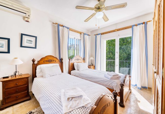 Villa à Estepona - 1106 Luxurious Family Villa with Heated Pool