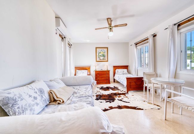 Villa à Estepona - 1106 Luxurious Family Villa with Heated Pool