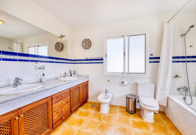 Villa à Estepona - 1106 Luxurious Family Villa with Heated Pool