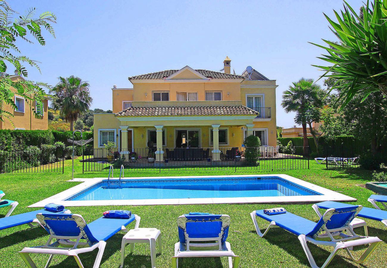 Villa à Estepona - 1106 Luxurious Family Villa with Heated Pool