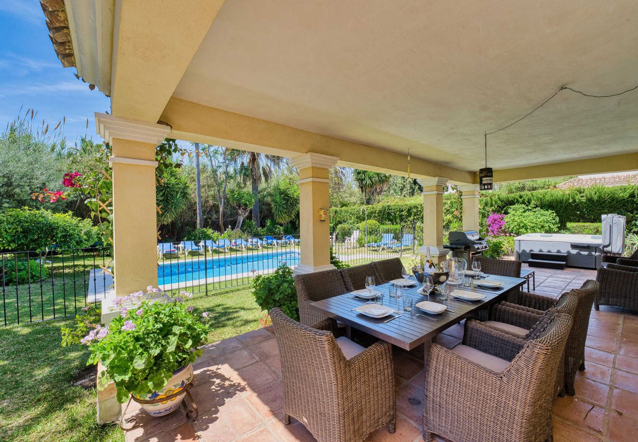 Villa à Estepona - 1106 Luxurious Family Villa with Heated Pool
