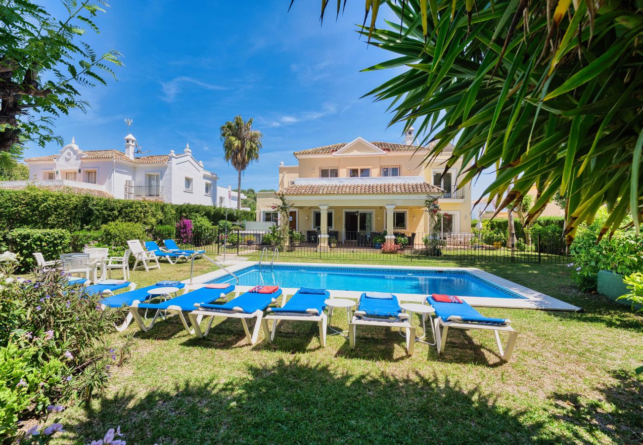 Villa à Estepona - 1106 Luxurious Family Villa with Heated Pool