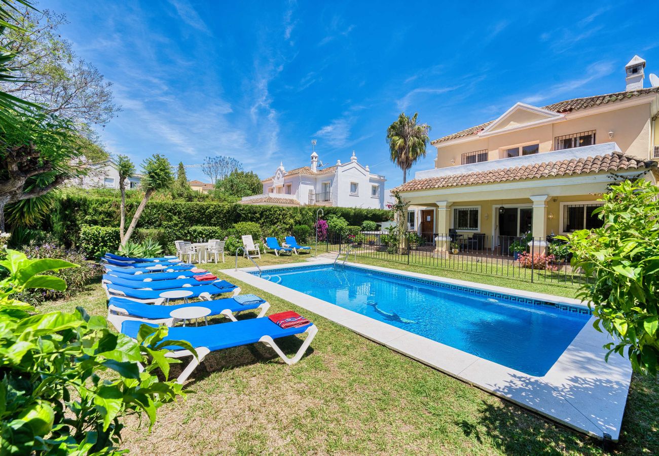 Villa à Estepona - 1106 Luxurious Family Villa with Heated Pool