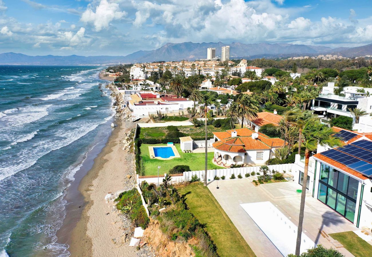 Villa à Marbella - 1100 Stunning Marbesa Beachfront Villa with Garden