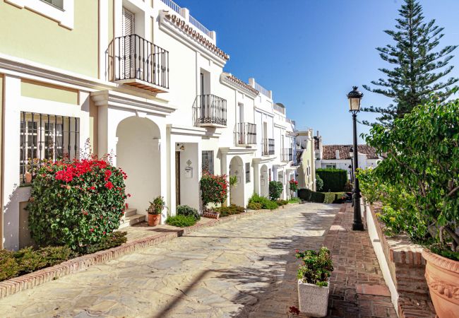 Maison mitoyenne à Nueva andalucia - AP103- Aloha Pueblo Marbella by Roomservices