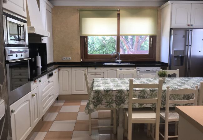 Villa in Marbella - Stunning 7-Bedroom Beachside Villa in Marbella