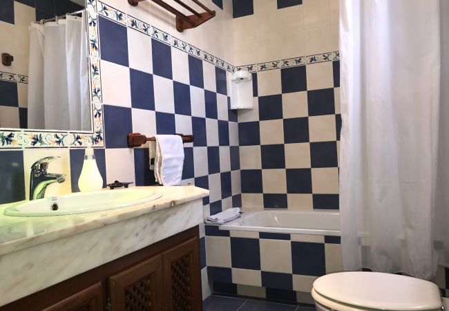 Villa in Marbella - Stunning 7-Bedroom Beachside Villa in Marbella