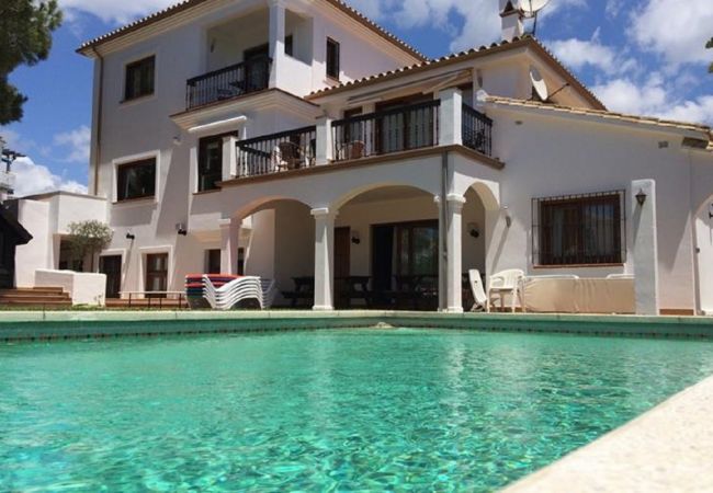 Villa in Marbella - Stunning 7-Bedroom Beachside Villa in Marbella