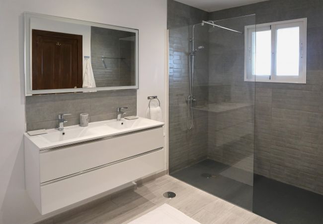 Villa in Marbella - Sea-View Villa with Heated Pool Near Marbella