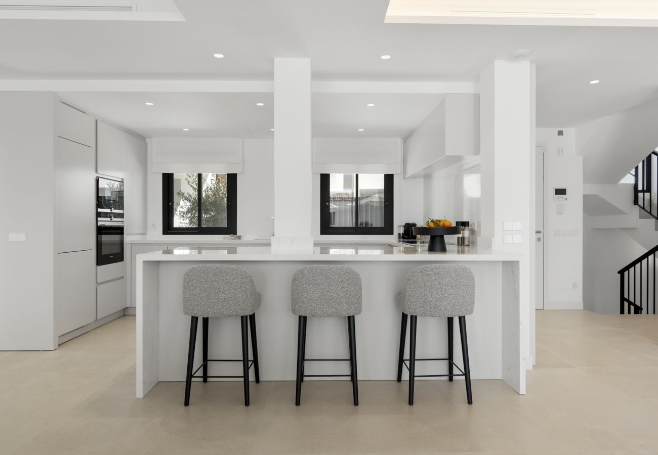Villa in Marbella - Private Luxury Villa Steps from the beach!
