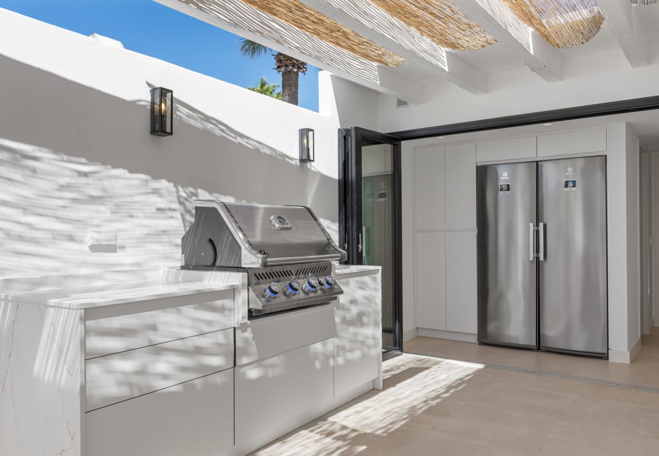 Villa in Marbella - Private Luxury Villa Steps from the beach!