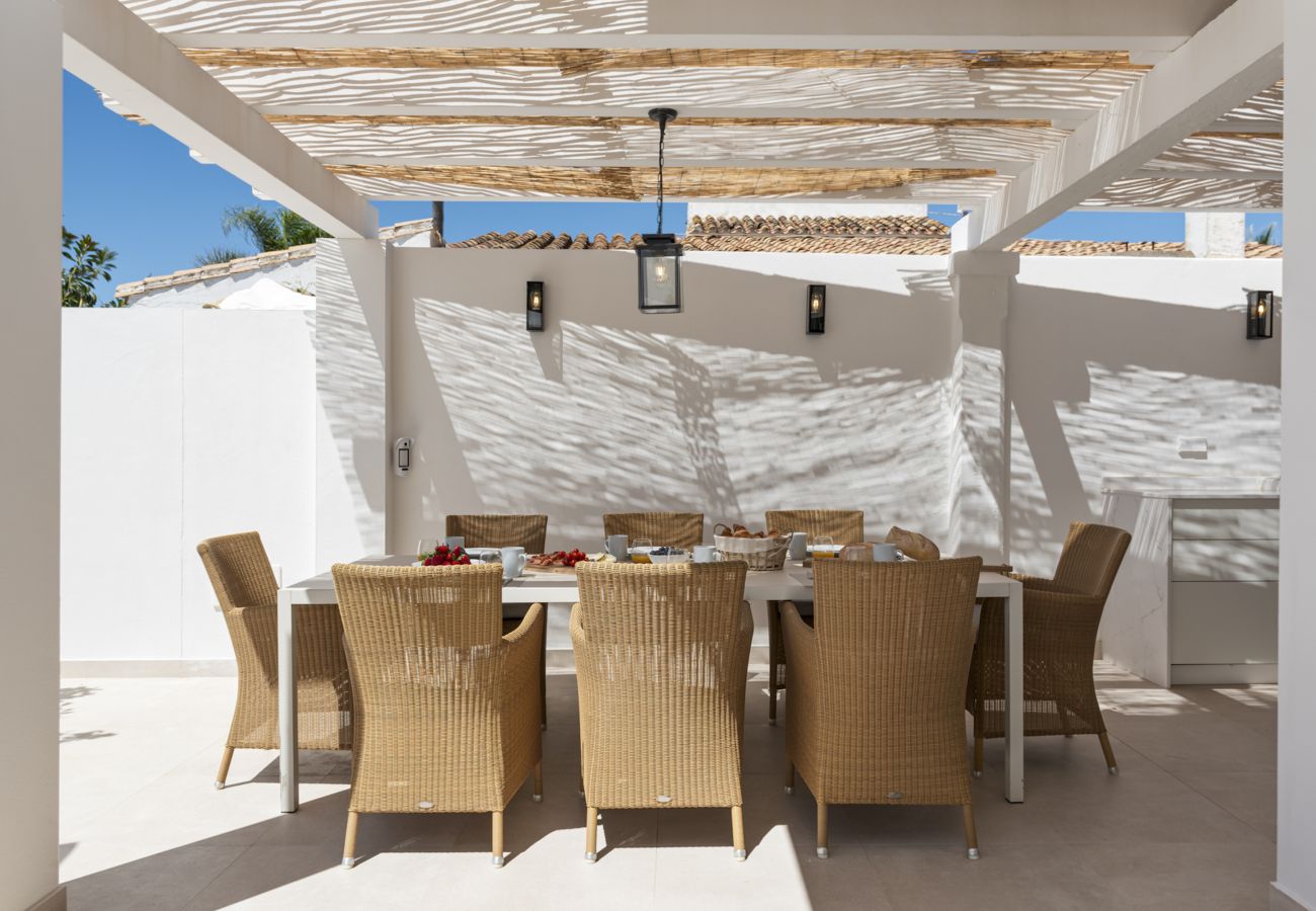 Villa in Marbella - Private Luxury Villa Steps from the beach!