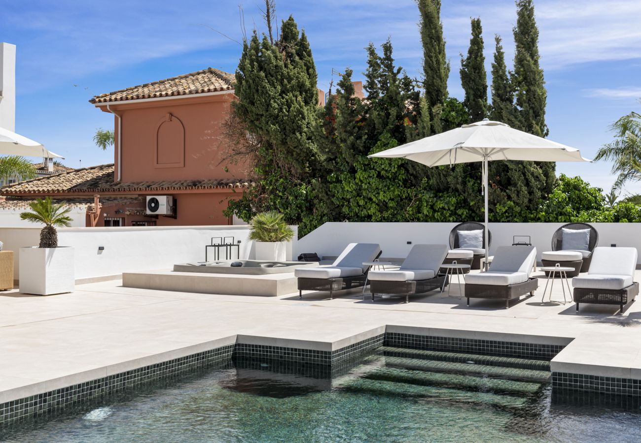 Villa in Marbella - Private Luxury Villa Steps from the beach!