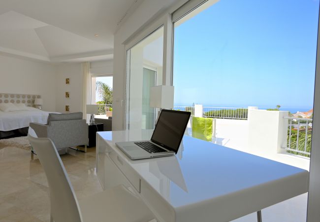 Villa in Marbella - Villa near Beach with Pool & Panoramic Views