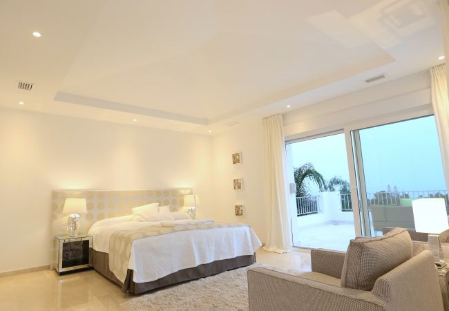 Villa in Marbella - Villa near Beach with Pool & Panoramic Views