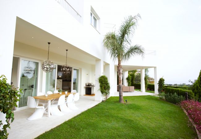 Villa in Marbella - Villa near Beach with Pool & Panoramic Views