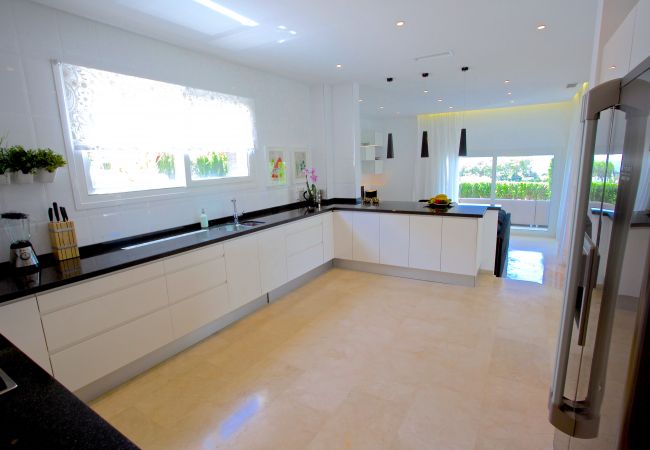 Villa in Marbella - Villa near Beach with Pool & Panoramic Views