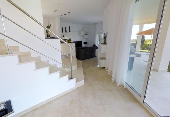 Villa in Marbella - Villa near Beach with Pool & Panoramic Views