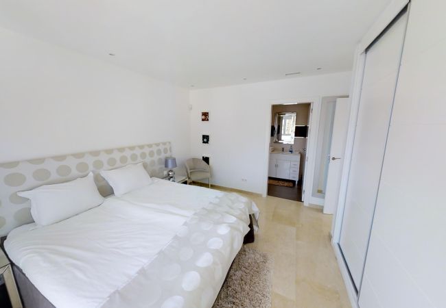 Villa in Marbella - Villa near Beach with Pool & Panoramic Views