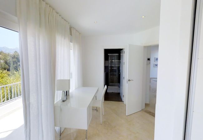 Villa in Marbella - Villa near Beach with Pool & Panoramic Views