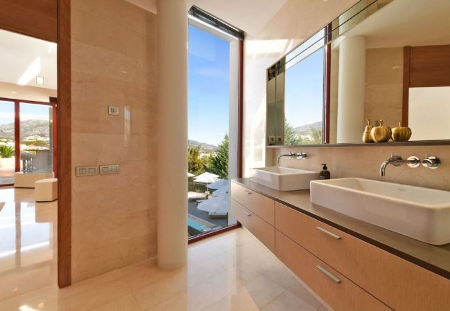 Villa in Marbella - Luxury Villa with Panoramic Views - Puerto Banus