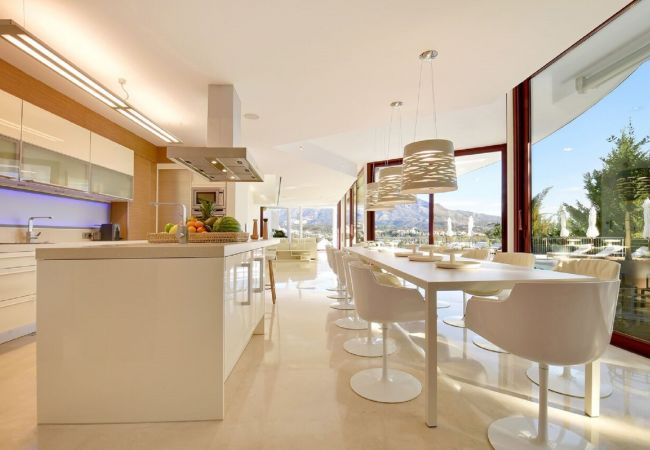 Villa in Marbella - Luxury Villa with Panoramic Views - Puerto Banus