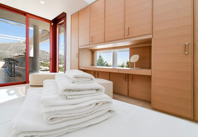 Villa in Marbella - Luxury Villa with Panoramic Views - Puerto Banus