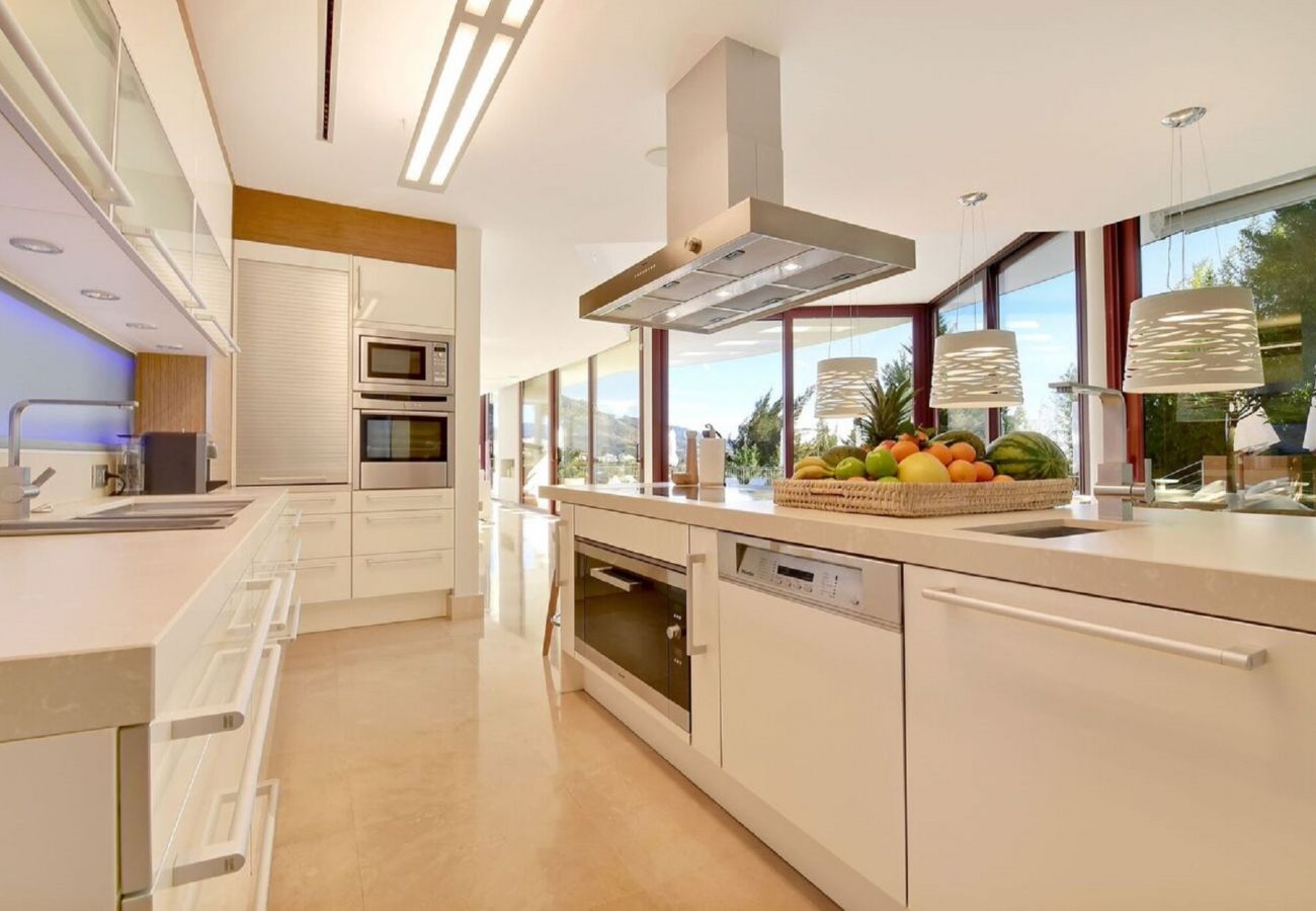 Villa in Marbella - Luxury Villa with Panoramic Views - Puerto Banus