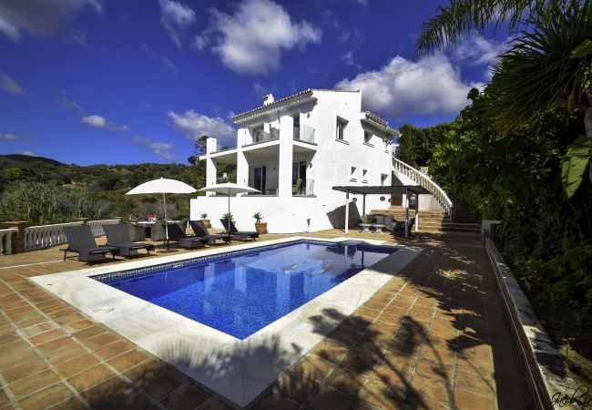 Villa in Marbella - Tranquil Villa with Sea Views & Heated Pool!