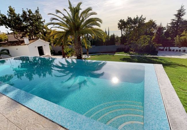 Villa in Marbella - 19999- Magnificent and modern decorated villa