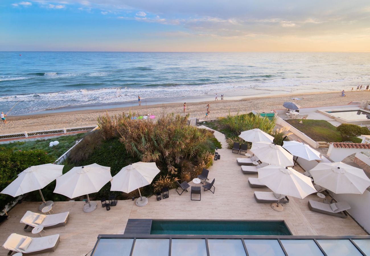 Villa in Marbella - Beachfront Villa with Heated Pool & Spa