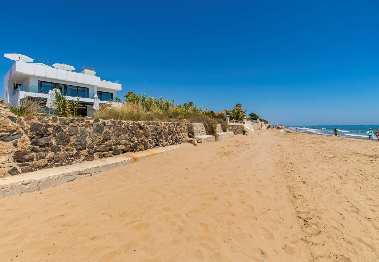 Villa in Marbella - Beachfront Villa with Heated Pool & Spa