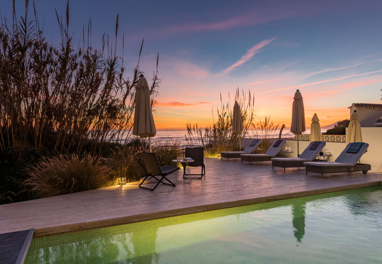 Villa in Marbella - Beachfront Villa with Heated Pool & Spa