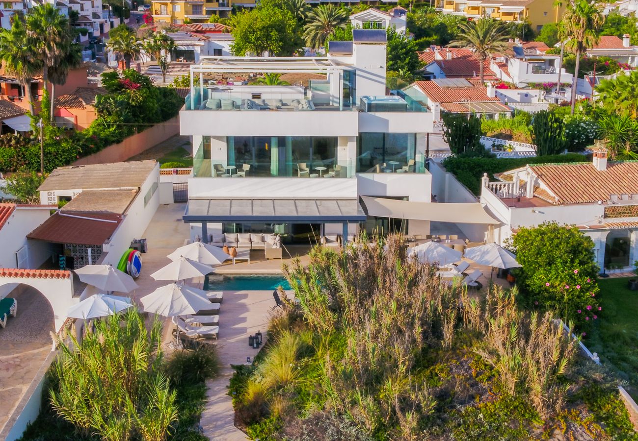 Villa in Marbella - Beachfront Villa with Heated Pool & Spa