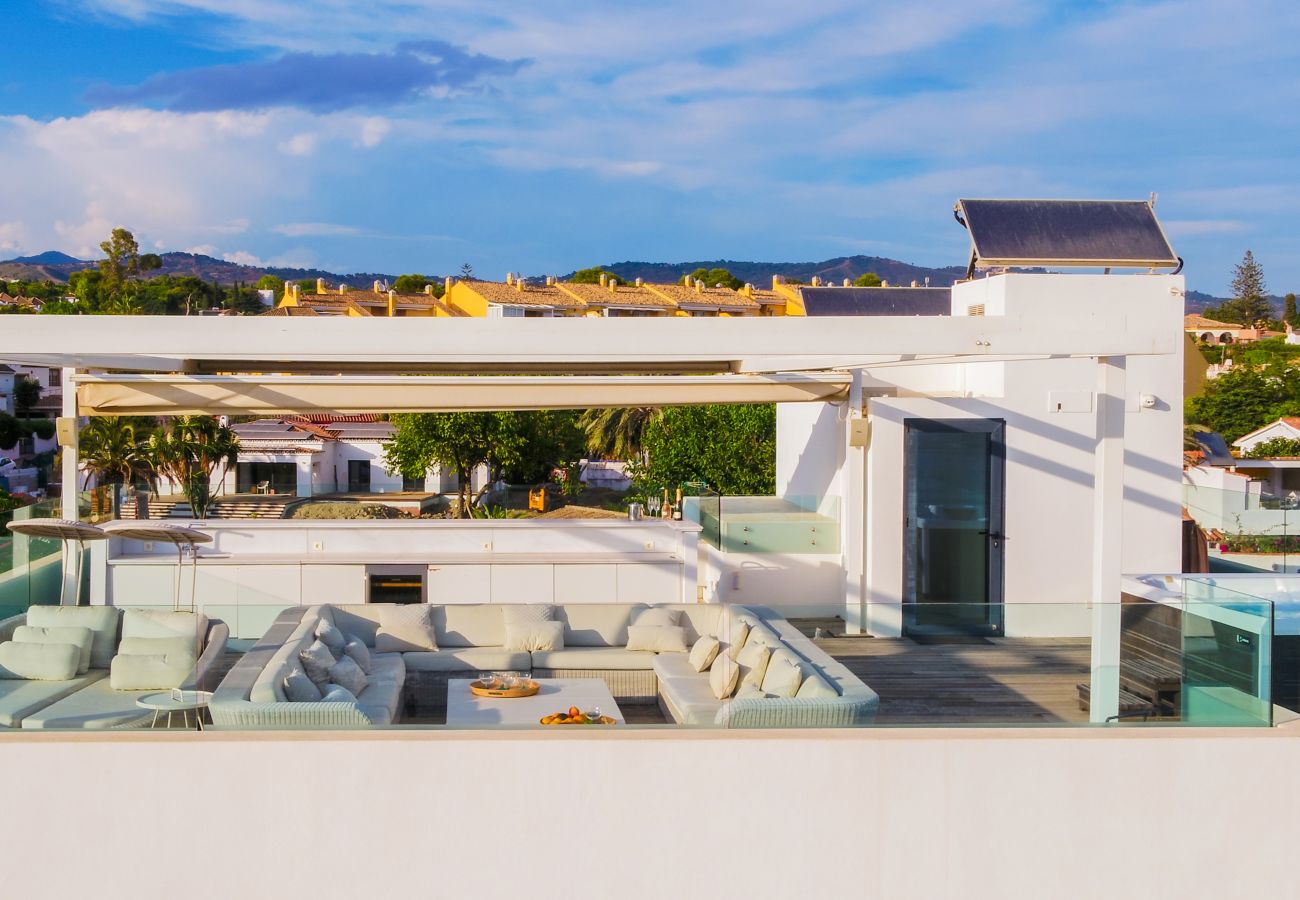 Villa in Marbella - Beachfront Villa with Heated Pool & Spa