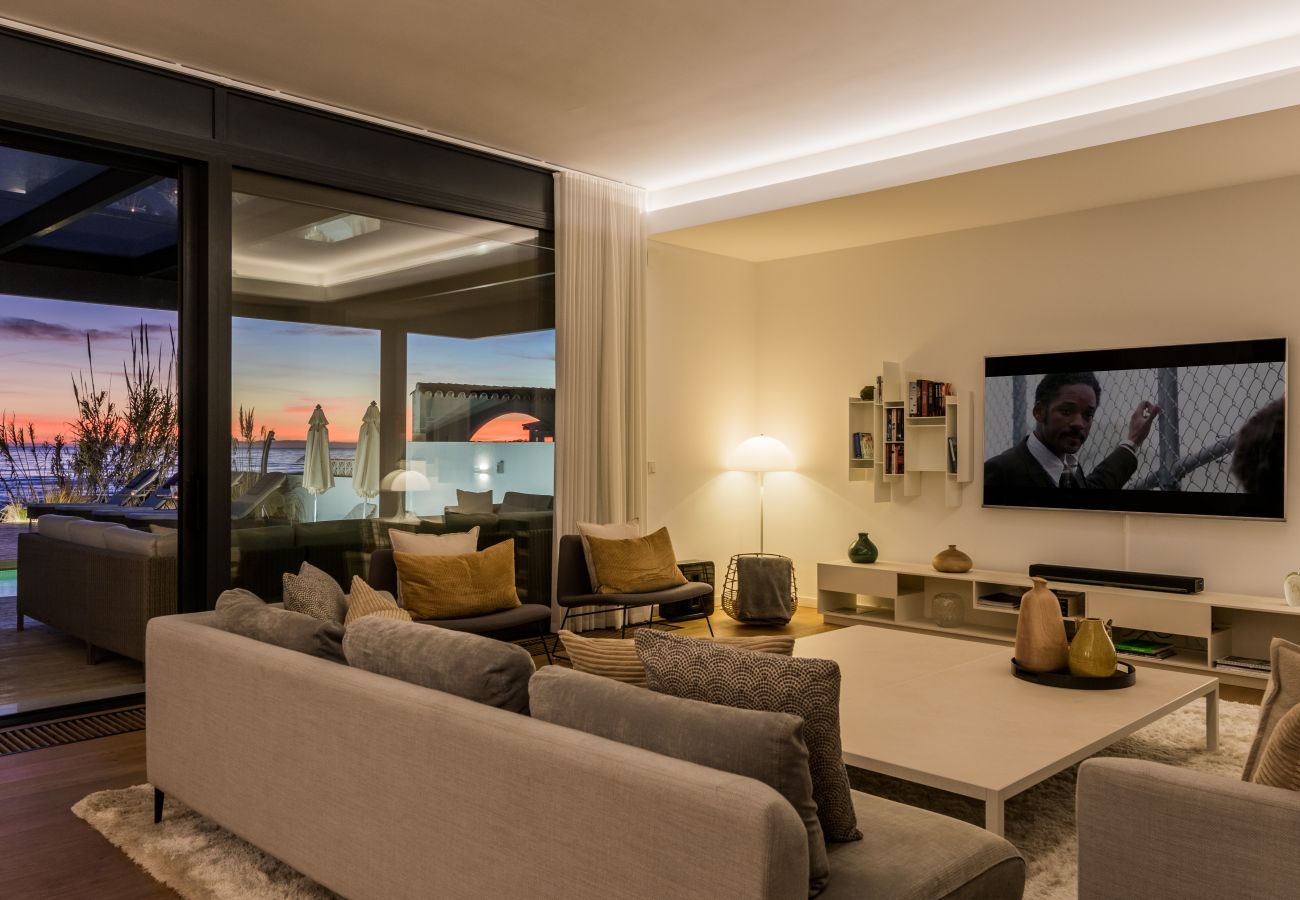 Villa in Marbella - Beachfront Villa with Heated Pool & Spa