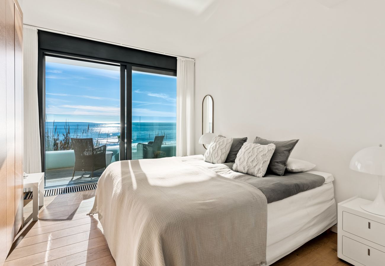 Villa in Marbella - Beachfront Villa with Heated Pool & Spa