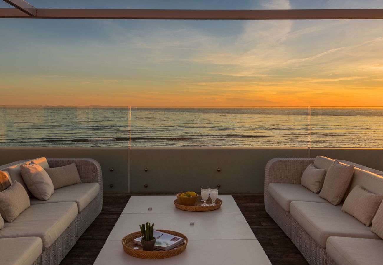 Villa in Marbella - Beachfront Villa with Heated Pool & Spa