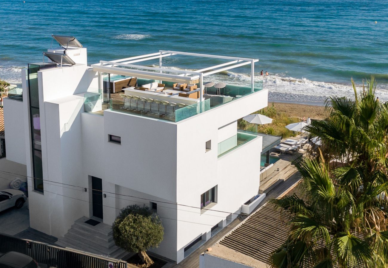 Villa in Marbella - Beachfront Villa with Heated Pool & Spa