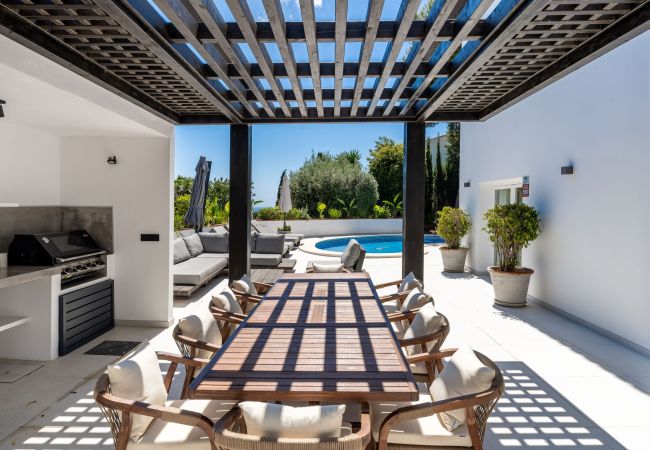 Villa in Marbella - Elegant Villa with sea Views & Pool Marbella