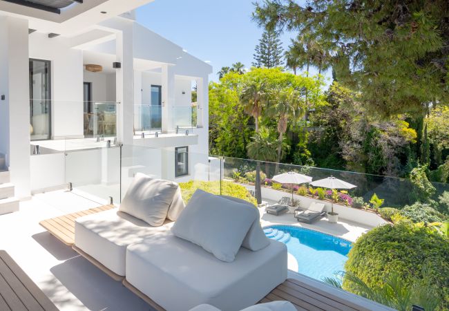 Villa in Marbella - Elegant Villa with sea Views & Pool Marbella