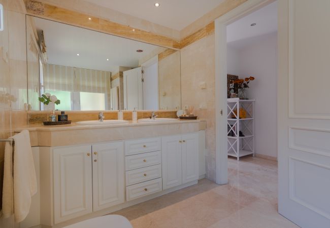 Apartment in Marbella - Superb Front Line Location, Sea View- Heated Pool