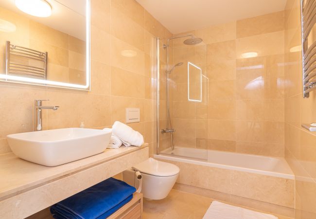 Townhouse in La Cala de Mijas - Luxurious Townhouse & Rooftop Plunge Pool