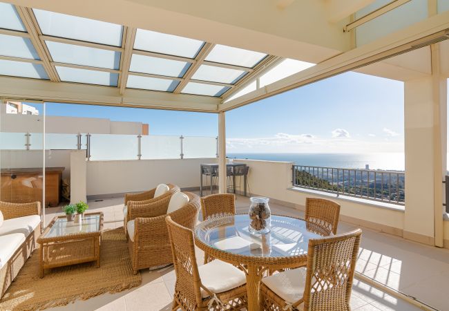 Apartment in Marbella - Luxurious Penthouse with Spa Amenities
